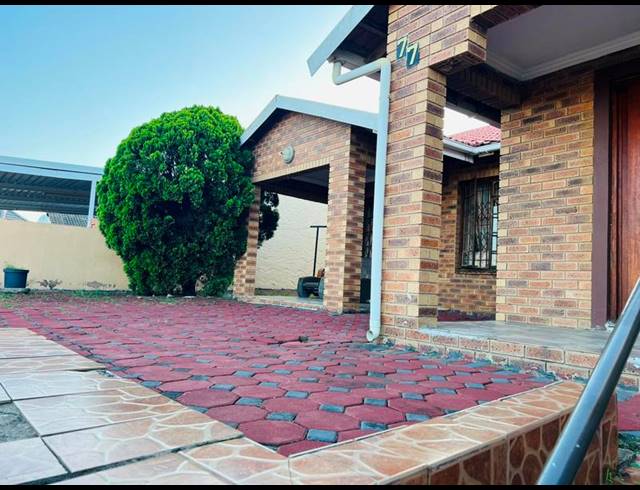 4 BEDROOM HOUSE FOR SALE IN NEWLANDS WEST